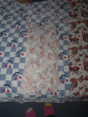 Sleeveless White Floral V-Neck Tank